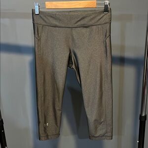 Women’s Under Armour Charcoal Gray Cropped Leggings. Medium